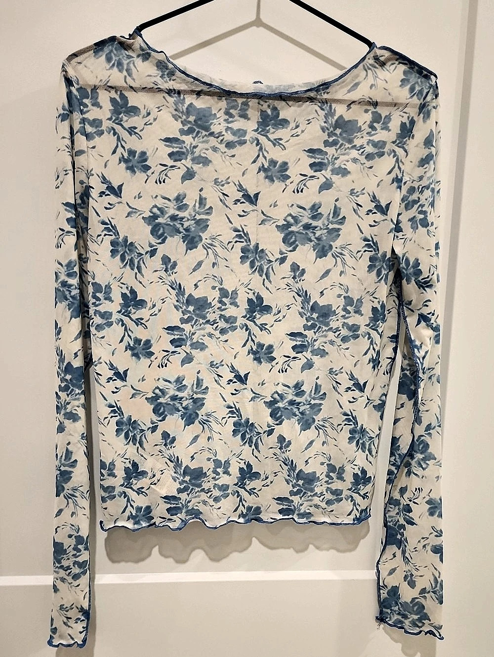 Dazy Floral Long Sleeve Top in White & Blue Size Small Like New